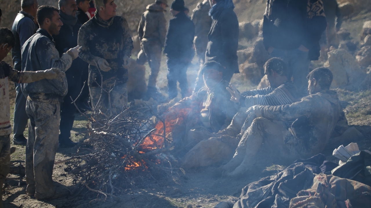 Öte yandan, vatandaşlar, soğuk havada ateş yakarak ısınmaya çalıştı.