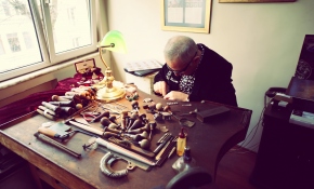 Kalemkar Berç Melikyan, 43 yıldır emek verdiği sanatın son temsilcilerinden