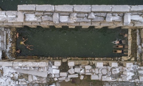 İki bin yıllık tarihi havuzda kar altında yüzüyorlar