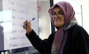 74 yaşındaki Melek ninenin okuma yazma azmi