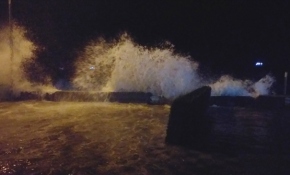 Lodos etkisini artırdı, dev dalgalar su baskınlarına sebep oldu