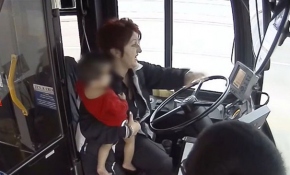 ABD'de yolda tek başına yürüyen bebeği otobüs şoförü kurtardı