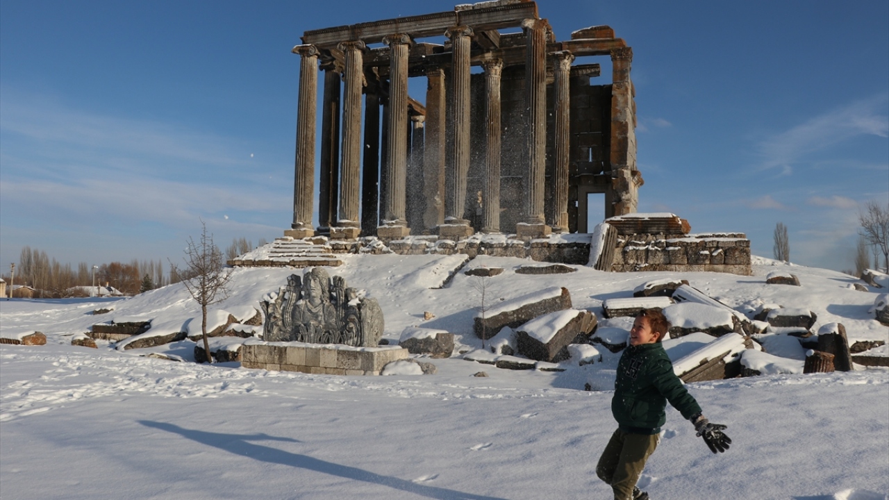 Kütahya`nın Çavdarhisar ilçesinde bulunan, il merkezine 50 kilometre uzaklıktaki antik kent, her yıl 60 bin yerli ve yabancı turist ağırlıyor.
