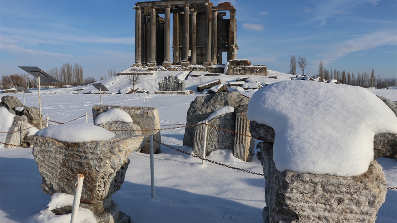 Efes, Bergama, Side gibi antik kentler ile çağdaş olan Aizanoi Antik Kenti, "İkinci Efes" olarak da adlandırılıyor.