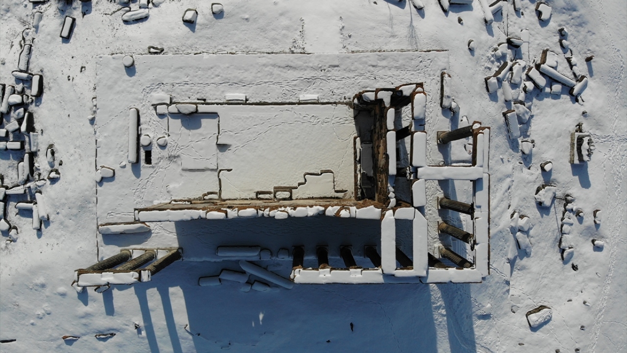 Bölgedeki yoğun kar yağışı nedeniyle antik kentteki Zeus Tapınağı, 15 bin kişi kapasiteli amfi tiyatro ile tiyatroya bitişik nizamda yapılmış 13 bin 500 kişilik stadyum beyaz örtüyle kaplandı.