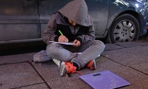 Kaldırımda tartıcılık yaparak okul harçlığını çıkarıyor