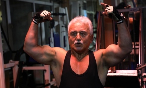 70 yaşında vücut geliştirme sporu yapıyor