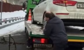 Rus sürücü aracını çekicinin üstünden kaçırdı