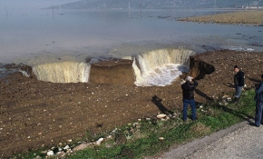 İzmir'de aşırı yağışlardan sonra derin obruklar oluştu