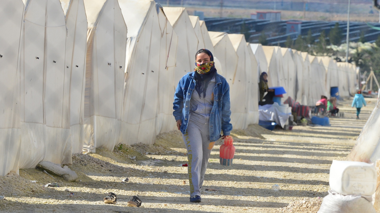 Suriye`nin Türkiye sınırındaki Tel Abyad, Rasulayn ve Aynularab`tan (Kobani) yüz binlerce Suriyeli, toprakları terör örgütlerince işgal edilince akrabalarının da bulunduğu Şanlıurfa`ya sığınmak zorunda kaldı.