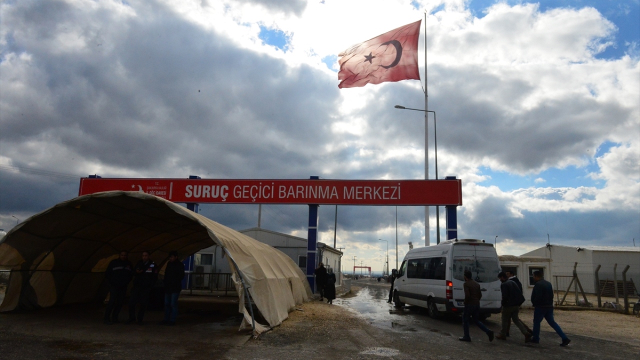 Türkiye`ye "muhacir" olarak gelip, "ensar" bilinciyle karşılanan Suriyeliler, Suruç ilçesinde kendileri için oluşturulan Türkiye`nin en büyük çadır kentinde huzur içinde yaşamlarına devam ediyor.