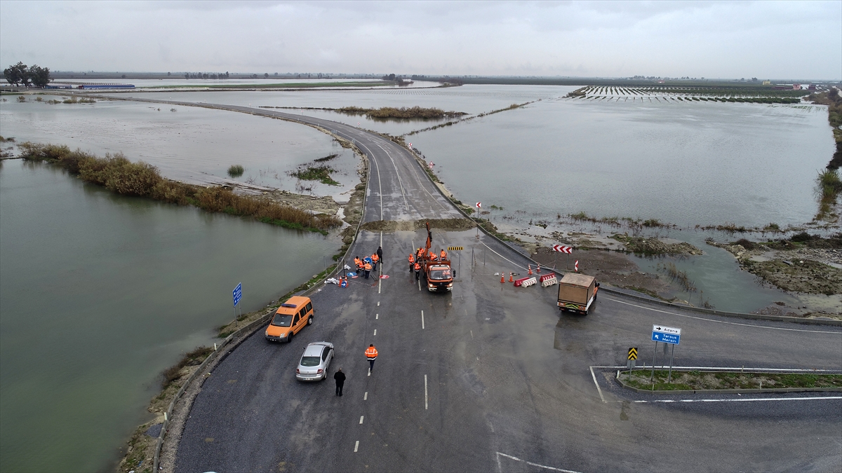 Kentte bir süredir etkili olan sağanaktan dolayı Seyhan Baraj Gölü`nden nehir yatağına bırakılan su miktarı arttı.