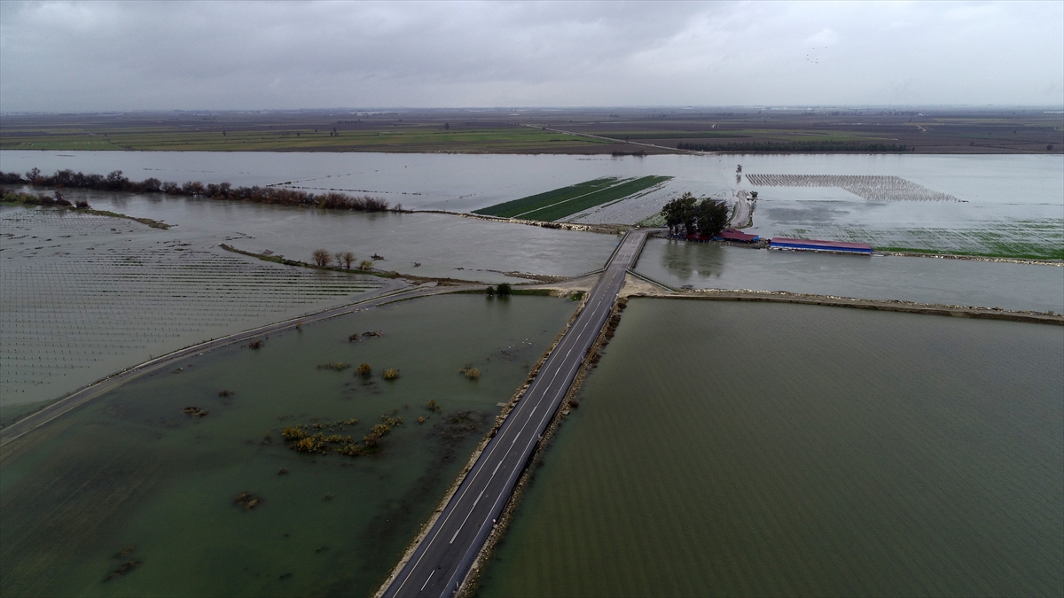 Adana Tuzla-Tarsus-Mersin yolu da taşkından dolayı kapandı. Sürücüler farklı güzergahlara yönlendirildi.