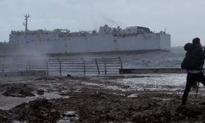Mersin'de fırtına kargo gemisini sürükledi