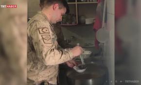 Kar nedeniyle yolda kalanlara Mehmetçik'ten sıcak çorba