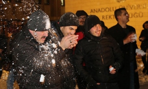 Rektör öğrencilerle kar topu oynadı
