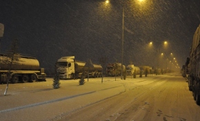 Kızılay yolda kalan tır şoförlerine kumanya dağıttı