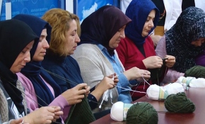 Sakaryalı annelerden Mehmetçik için yün bere