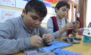 Minik terziler kendi söküklerini dikmeyi öğreniyor