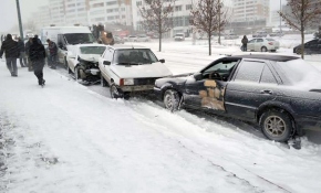 Konya'da yollar buz pistine döndü birçok araç kaza yaptı