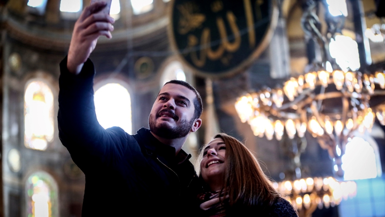 Ayasofya`yı ziyaret eden yerli ve yabancı ziyaretçiler "Müzede Selfie Günü" kapsamında öz çekim yaptı.