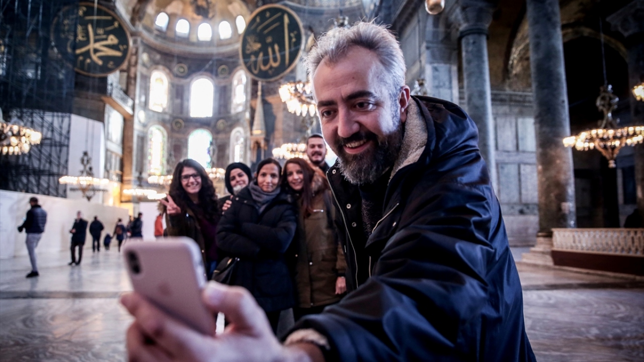 Ayasofya`yı ziyaret eden yerli ve yabancı ziyaretçiler "Müzede Selfie Günü" kapsamında öz çekim yaptı.