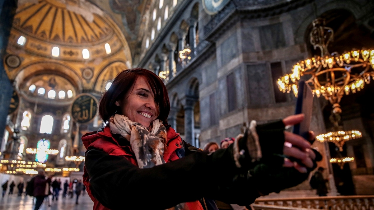 Ayasofya`yı ziyaret eden yerli ve yabancı ziyaretçiler "Müzede Selfie Günü" kapsamında öz çekim yaptı.
