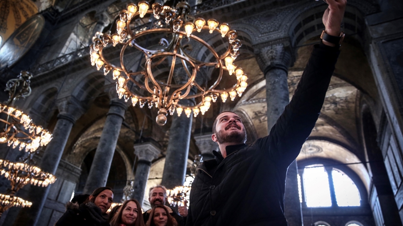 Ayasofya`yı ziyaret eden yerli ve yabancı ziyaretçiler "Müzede Selfie Günü" kapsamında öz çekim yaptı.