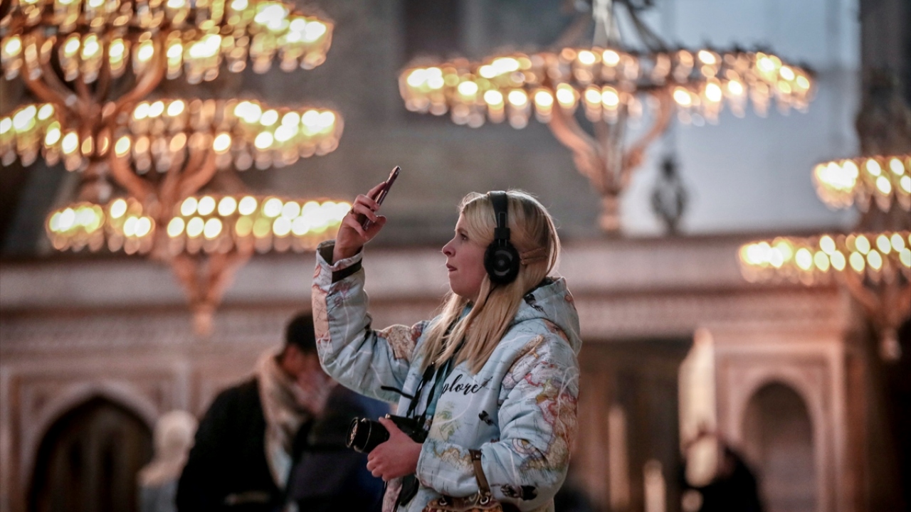 Ayasofya`yı ziyaret eden yerli ve yabancı ziyaretçiler "Müzede Selfie Günü" kapsamında öz çekim yaptı.
