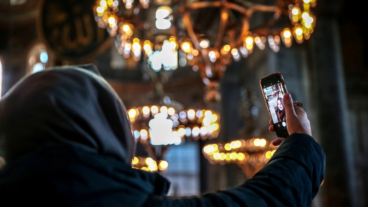 Ayasofya`yı ziyaret eden yerli ve yabancı ziyaretçiler "Müzede Selfie Günü" kapsamında öz çekim yaptı.