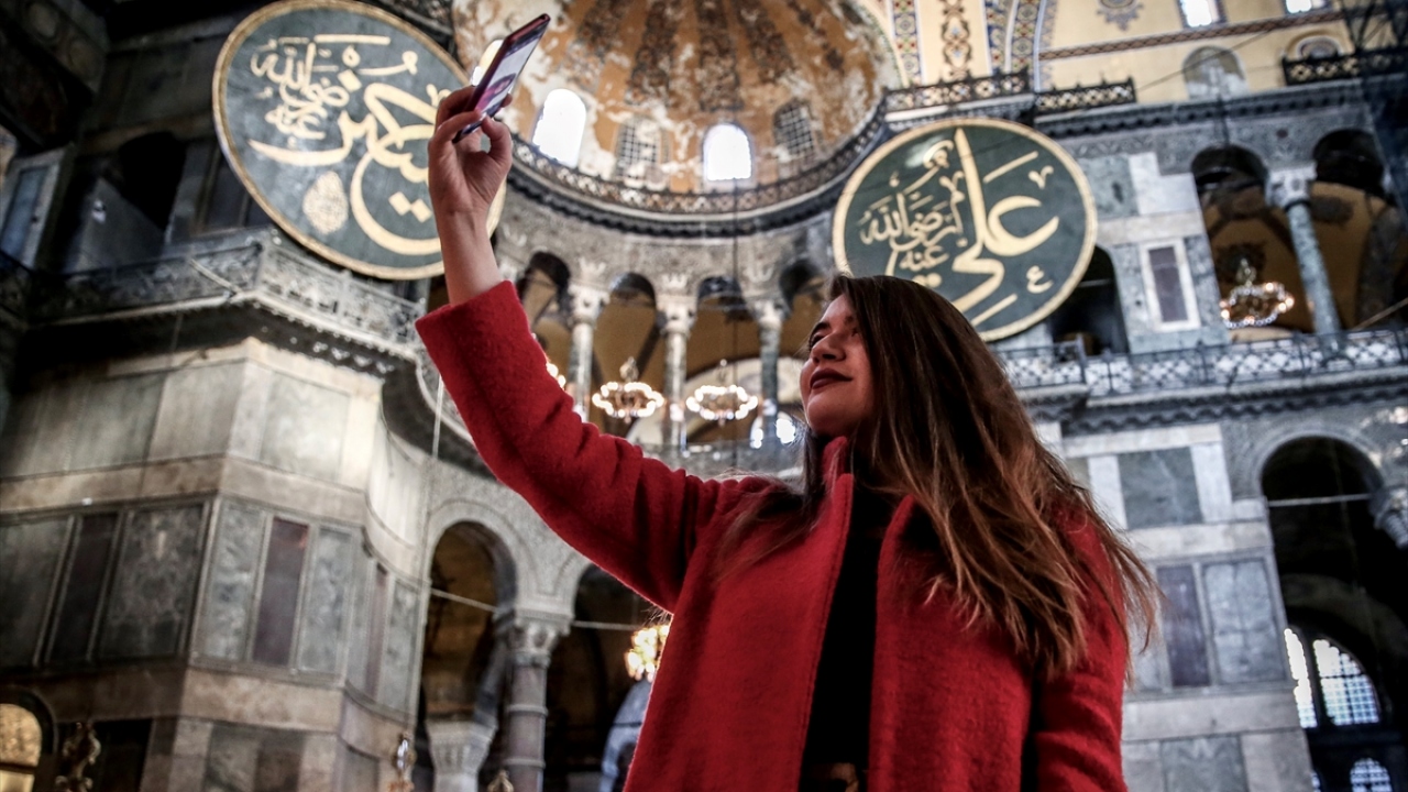 Ayasofya`yı ziyaret eden yerli ve yabancı ziyaretçiler "Müzede Selfie Günü" kapsamında öz çekim yaptı.