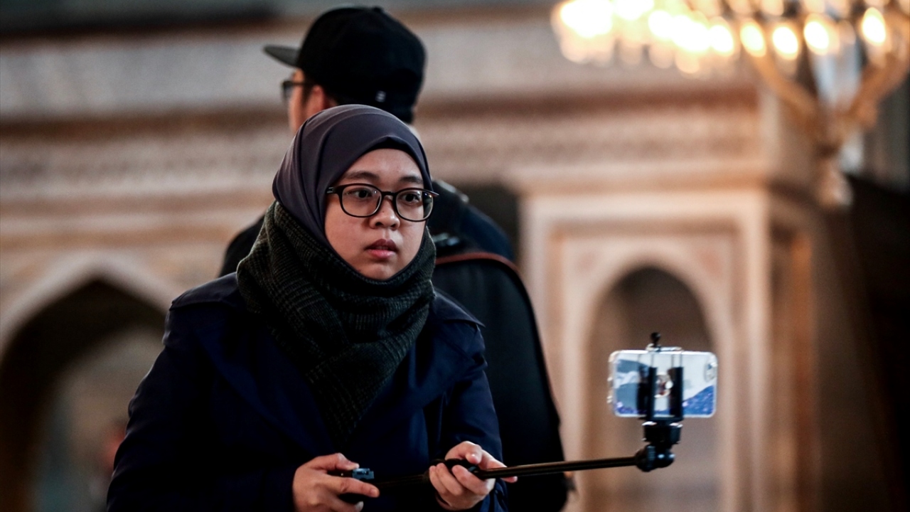 Ayasofya`yı ziyaret eden yerli ve yabancı ziyaretçiler "Müzede Selfie Günü" kapsamında öz çekim yaptı.