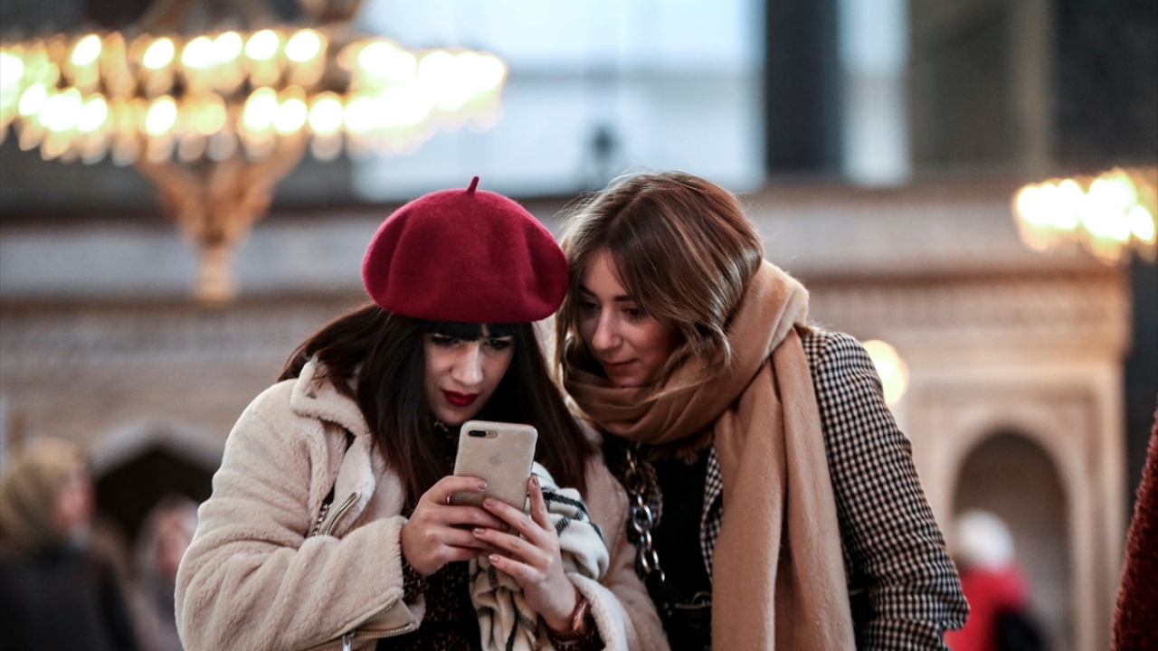 Ayasofya`yı ziyaret eden yerli ve yabancı ziyaretçiler "Müzede Selfie Günü" kapsamında öz çekim yaptı.