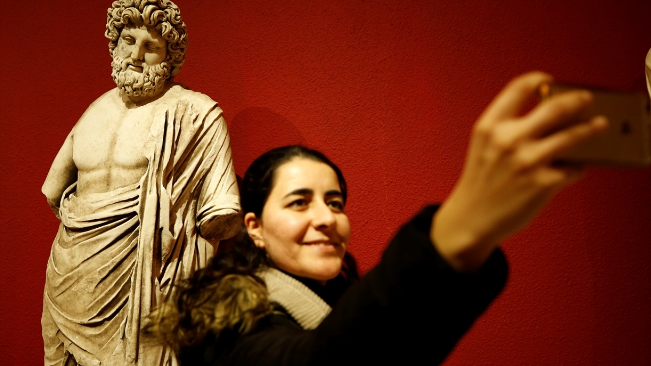 Antalya Müzesi`ni ziyaret eden vatandaşlar, "Müzede Selfie Günü" kapsamında Asklepios heykeliyle öz çekim yaptı.
