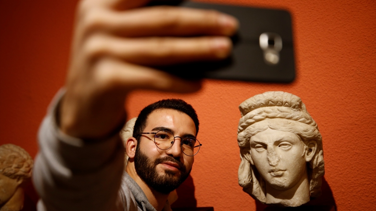 Antalya Müzesi`ni ziyaret eden vatandaşlar, "Müzede Selfie Günü" kapsamında öz çekim yaptı.