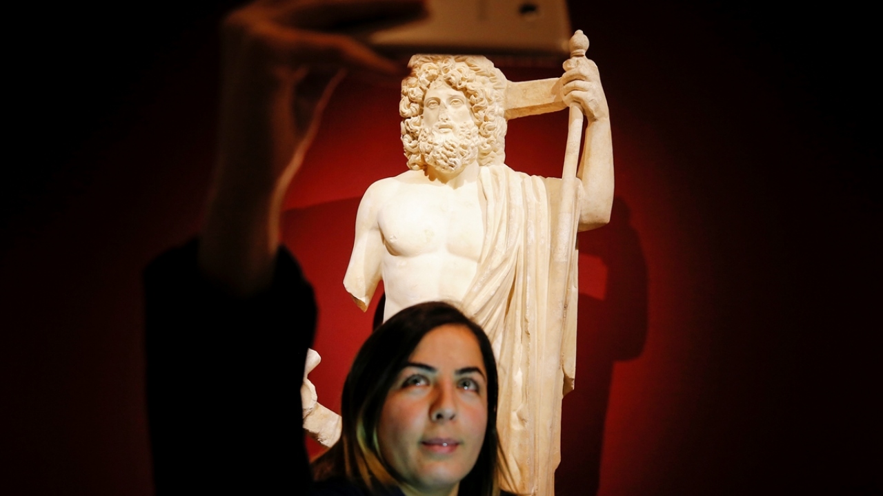 Antalya Müzesi`ni ziyaret eden vatandaşlar, "Müzede Selfie Günü" kapsamında Asklepios heykeliyle öz çekim yaptı.