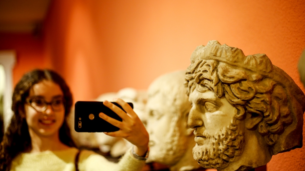 Antalya Müzesi`ni ziyaret eden vatandaşlar, "Müzede Selfie Günü" kapsamında öz çekim yaptı.