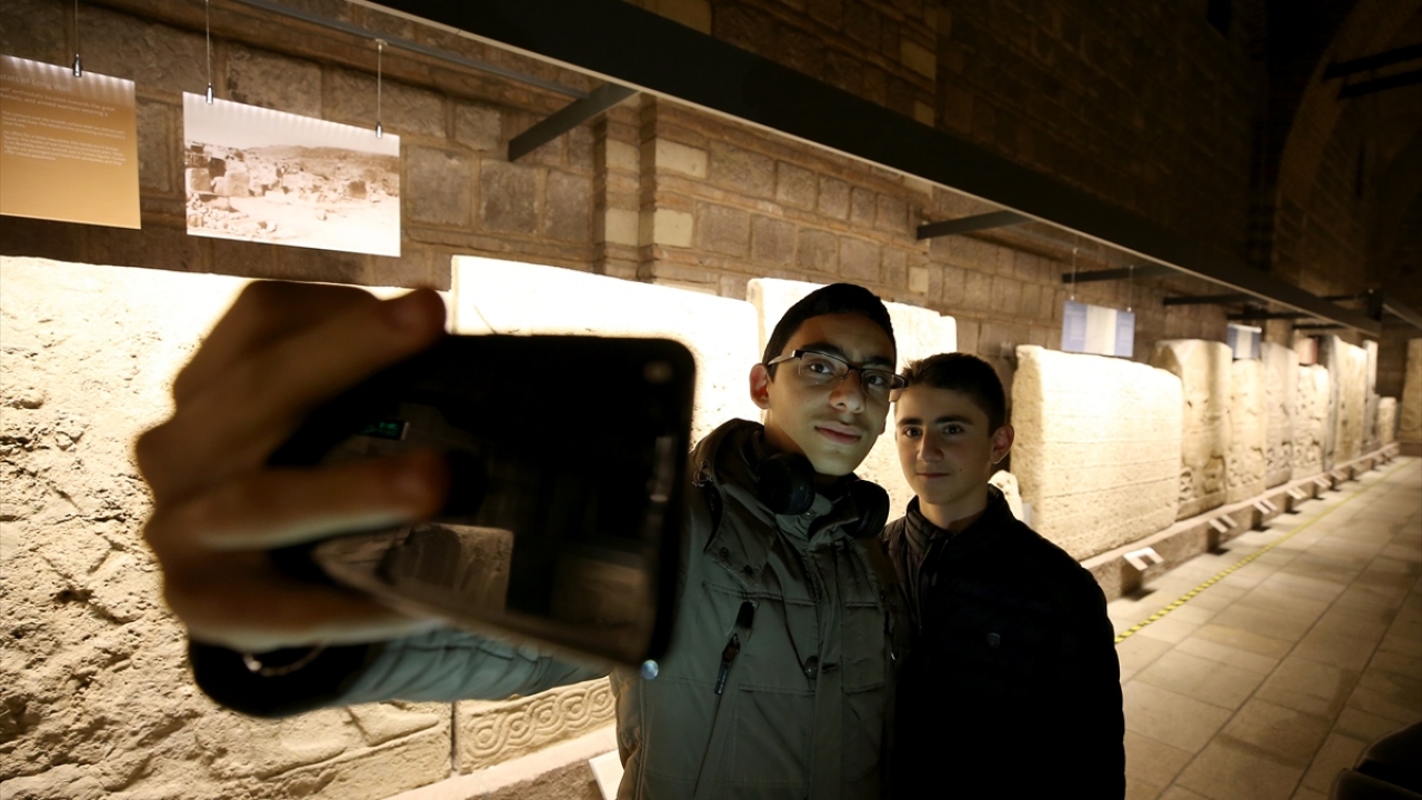 Anadolu Medeniyetleri Müzesi`ni ziyaret eden vatandaşlar "Müzede Selfie Günü" dolayısıyla öz çekim yaptı.