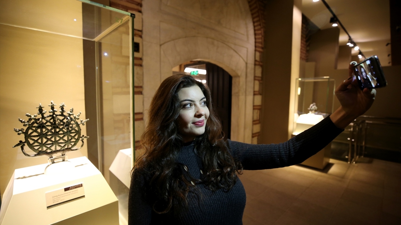 Anadolu Medeniyetleri Müzesi`ni ziyaret eden vatandaşlar "Müzede Selfie Günü" dolayısıyla öz çekim yaptı.