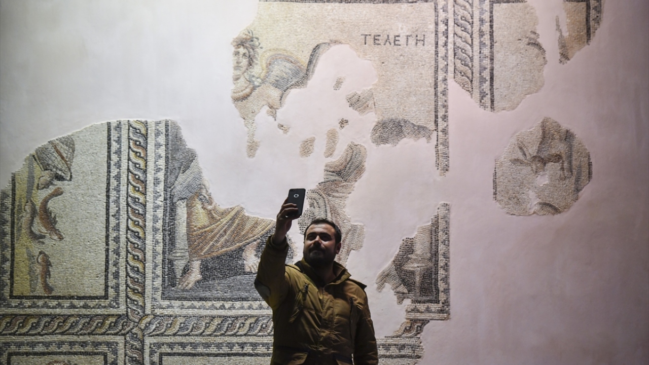 Dünyanın en büyük mozaik müzeleri arasında yer alan Gaziantep`teki Zeugma Mozaik Müzesi`ni ziyaret eden vatandaşlar, "Müzede Selfie Günü" kapsamında öz çekim yaptı.