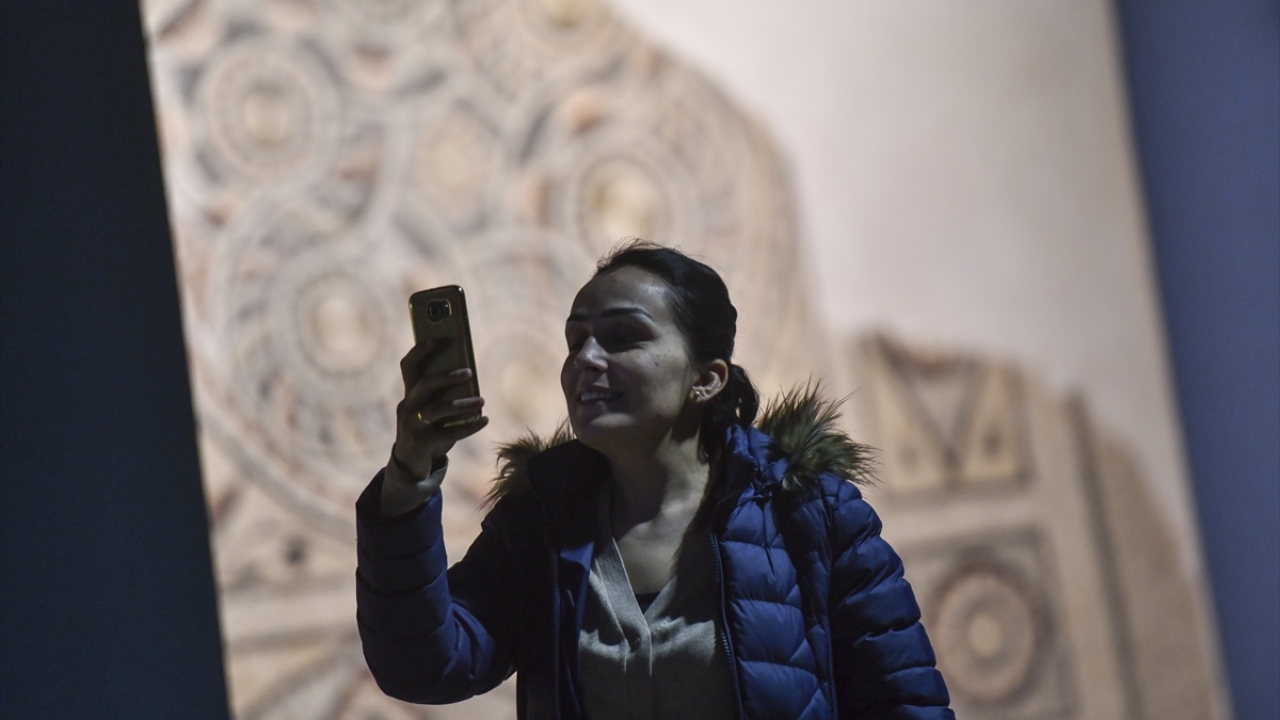 Dünyanın en büyük mozaik müzeleri arasında yer alan Gaziantep`teki Zeugma Mozaik Müzesi`ni ziyaret eden vatandaşlar, "Müzede Selfie Günü" kapsamında öz çekim yaptı.