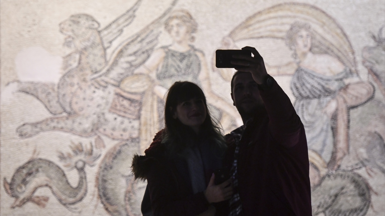Dünyanın en büyük mozaik müzeleri arasında yer alan Gaziantep`teki Zeugma Mozaik Müzesi`ni ziyaret eden vatandaşlar, "Müzede Selfie Günü" kapsamında öz çekim yaptı.