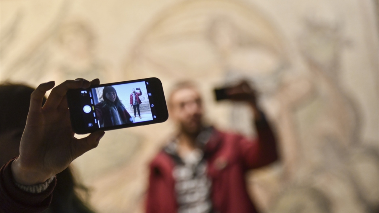 Dünyanın en büyük mozaik müzeleri arasında yer alan Gaziantep`teki Zeugma Mozaik Müzesi`ni ziyaret eden vatandaşlar, "Müzede Selfie Günü" kapsamında öz çekim yaptı.