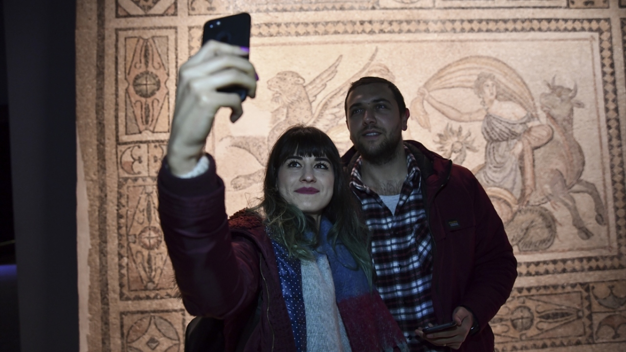 Dünyanın en büyük mozaik müzeleri arasında yer alan Gaziantep`teki Zeugma Mozaik Müzesi`ni ziyaret eden vatandaşlar, "Müzede Selfie Günü" kapsamında öz çekim yaptı.