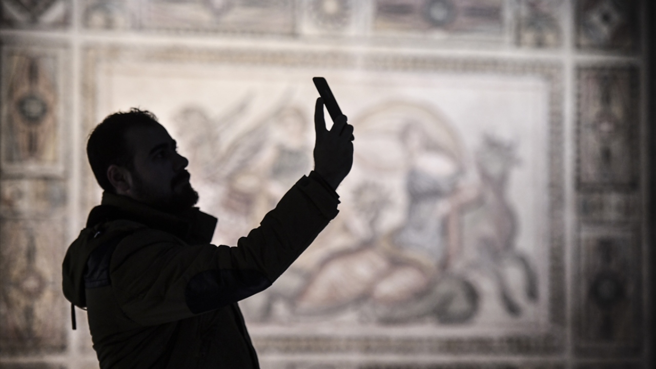 Dünyanın en büyük mozaik müzeleri arasında yer alan Gaziantep`teki Zeugma Mozaik Müzesi`ni ziyaret eden vatandaşlar, "Müzede Selfie Günü" kapsamında öz çekim yaptı.