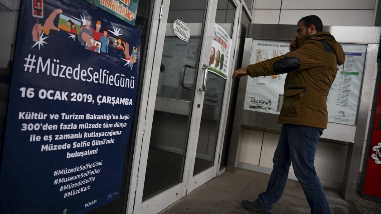 Kültür ve Turizm Bakanlığına bağlı 300’den fazla müze ve ören yerinde kutlanan "Müzede Selfie Günü" kapsamında Zeugma Mozaik Müzesi`nin girişi hazırlanan afişlerle süslendi.