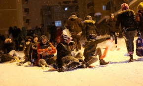 Mahalle sakinleri sokağı kayak pistine çevirdi